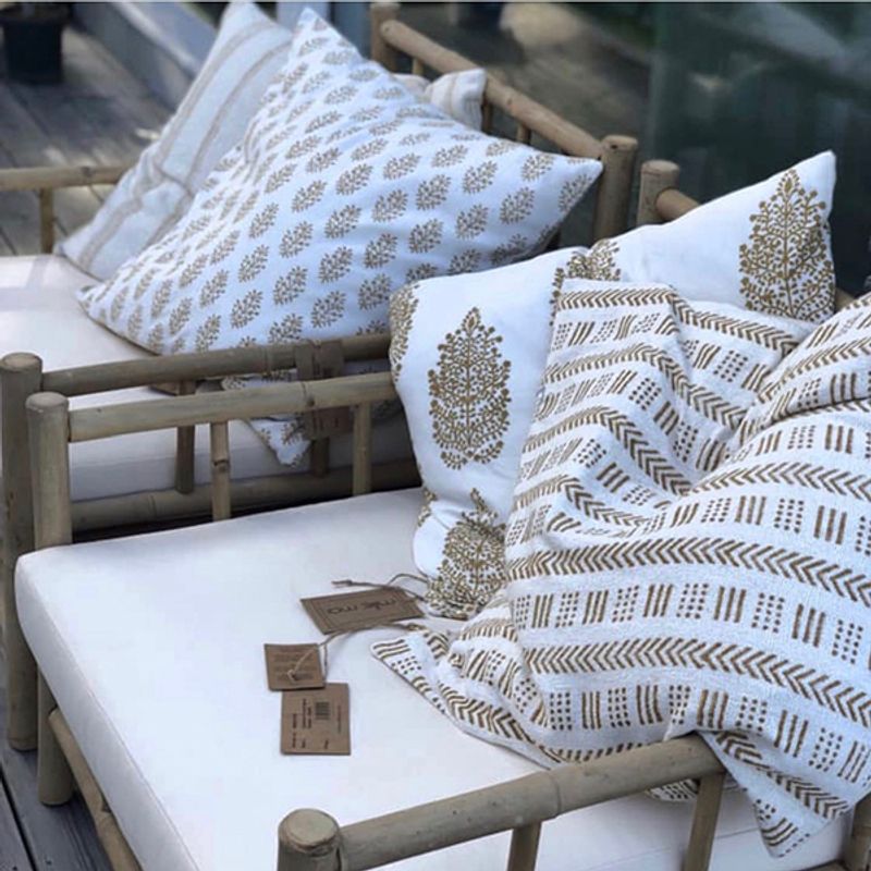 cushion cover Plain w/gold tassel