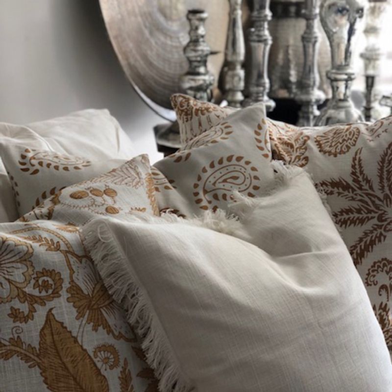cushion cover plain w/gold piping